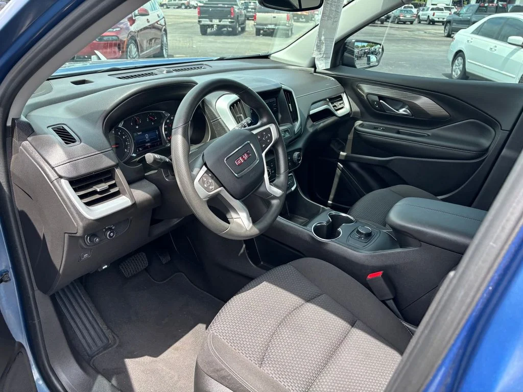 Used 2024  GMC SLE image 8