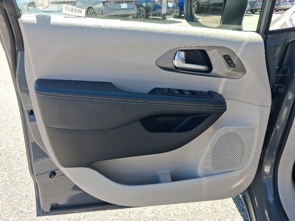 Used 2023 White Chrysler Touring L image 18
