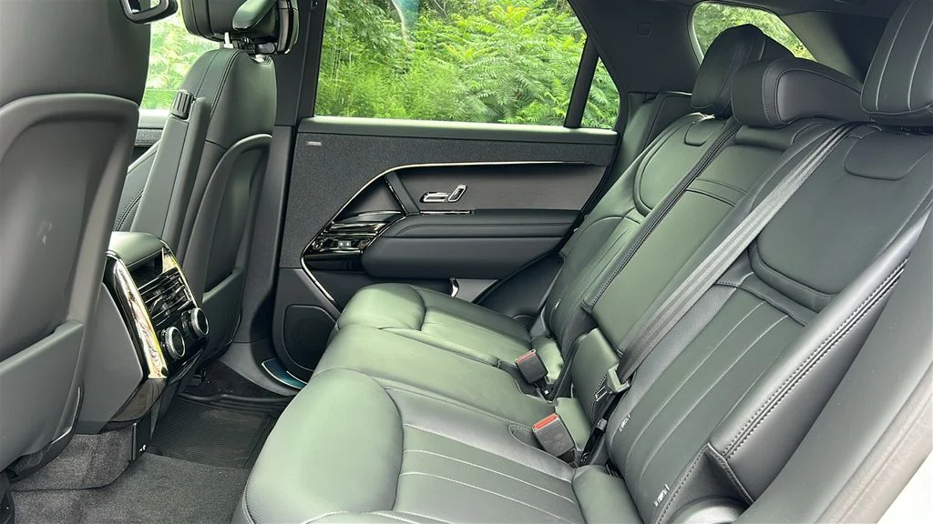 New 2027 Borasco Grey LAND ROVER Dynamic SE image 26