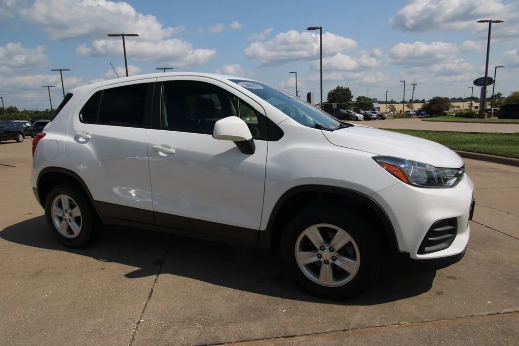 Used 2022 White Chevrolet LS image 3
