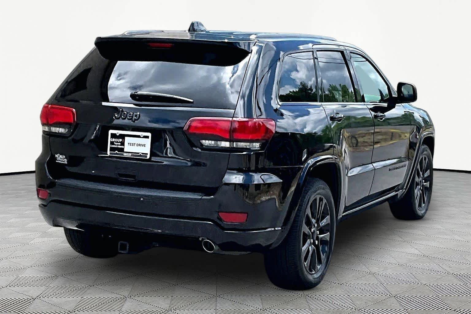 Used 2018 Diamond Black Crystal Pearlcoat Jeep Altitude image 13