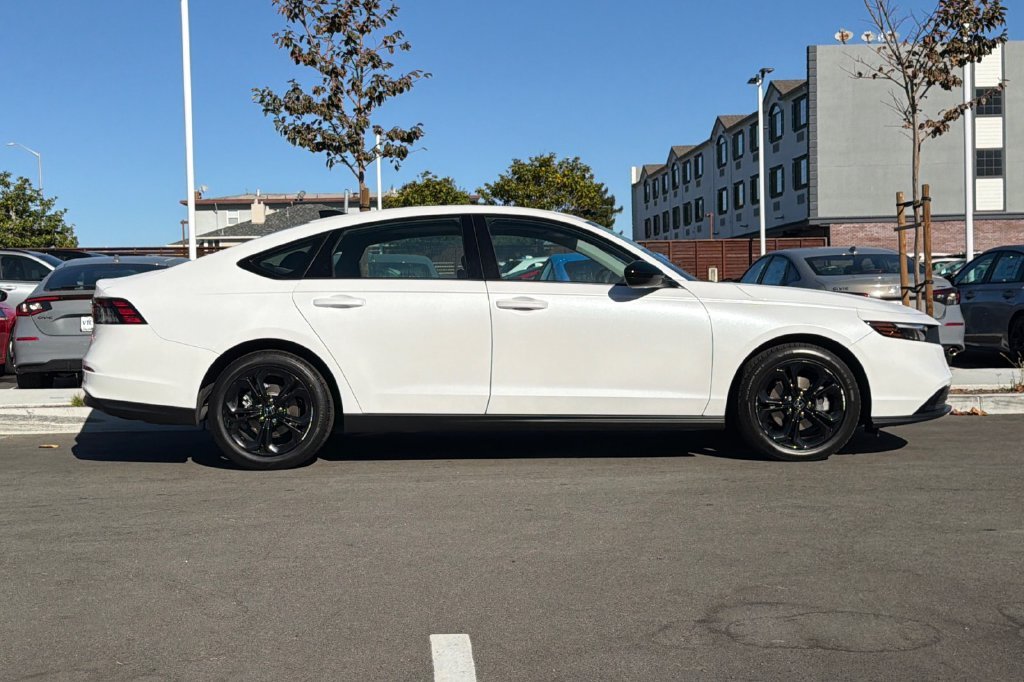 Used 2025 Platinum White Pearl Honda SE image 3
