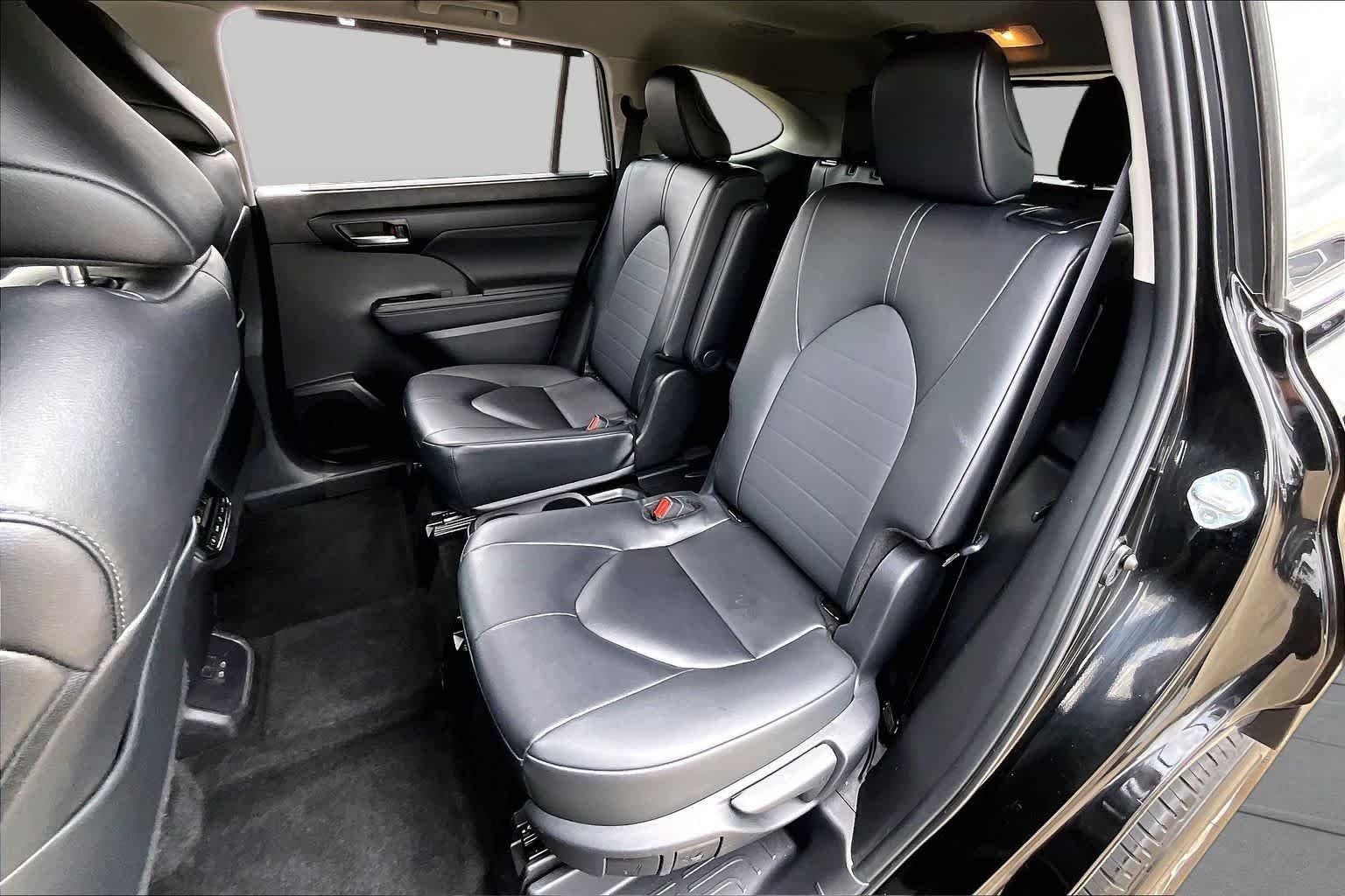Used 2025 Midnight Black Metallic Toyota XLE image 20