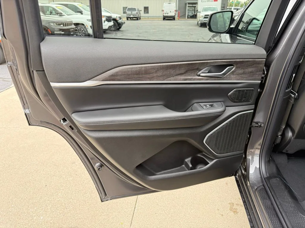 New 2026 Baltic Gray Metallic Clear-Coat Exterior Paint Jeep Limited image 18