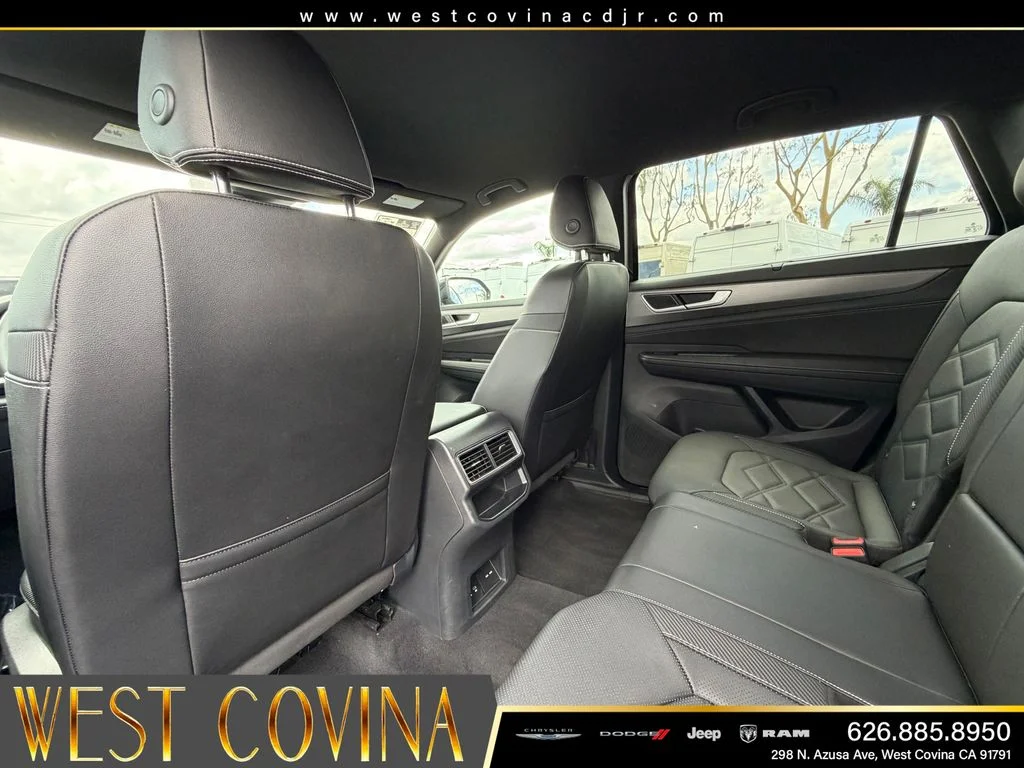 Used 2025 Black Volkswagen 2.0T SE w/Technology image 27