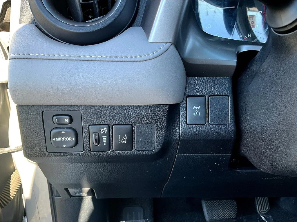 Used 2018 Silver Toyota XLE image 17