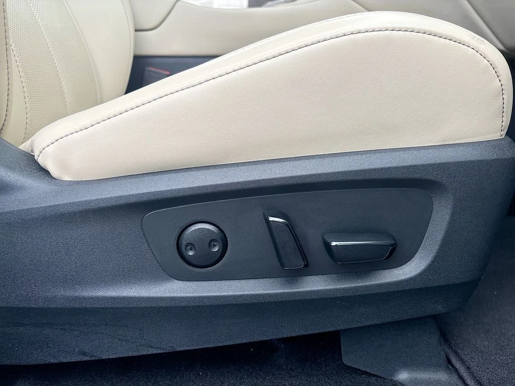 Used 2025 White INFINITI LUXE image 31