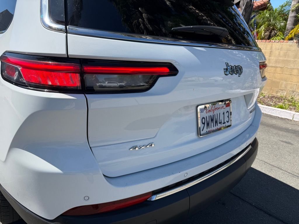 Used 2023 White/off-white Jeep Laredo image 10