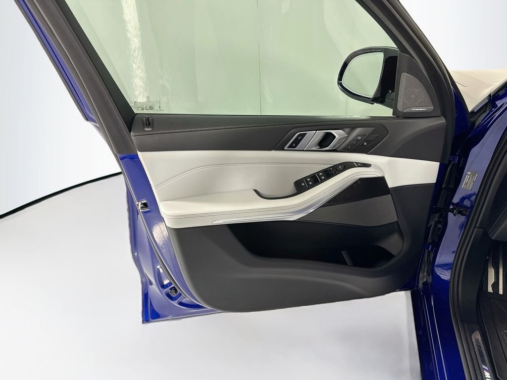Used 2025 Blue Metallic BMW M60i image 25