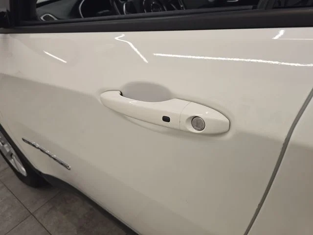 Used 2018 White Clearcoat Jeep Latitude image 18