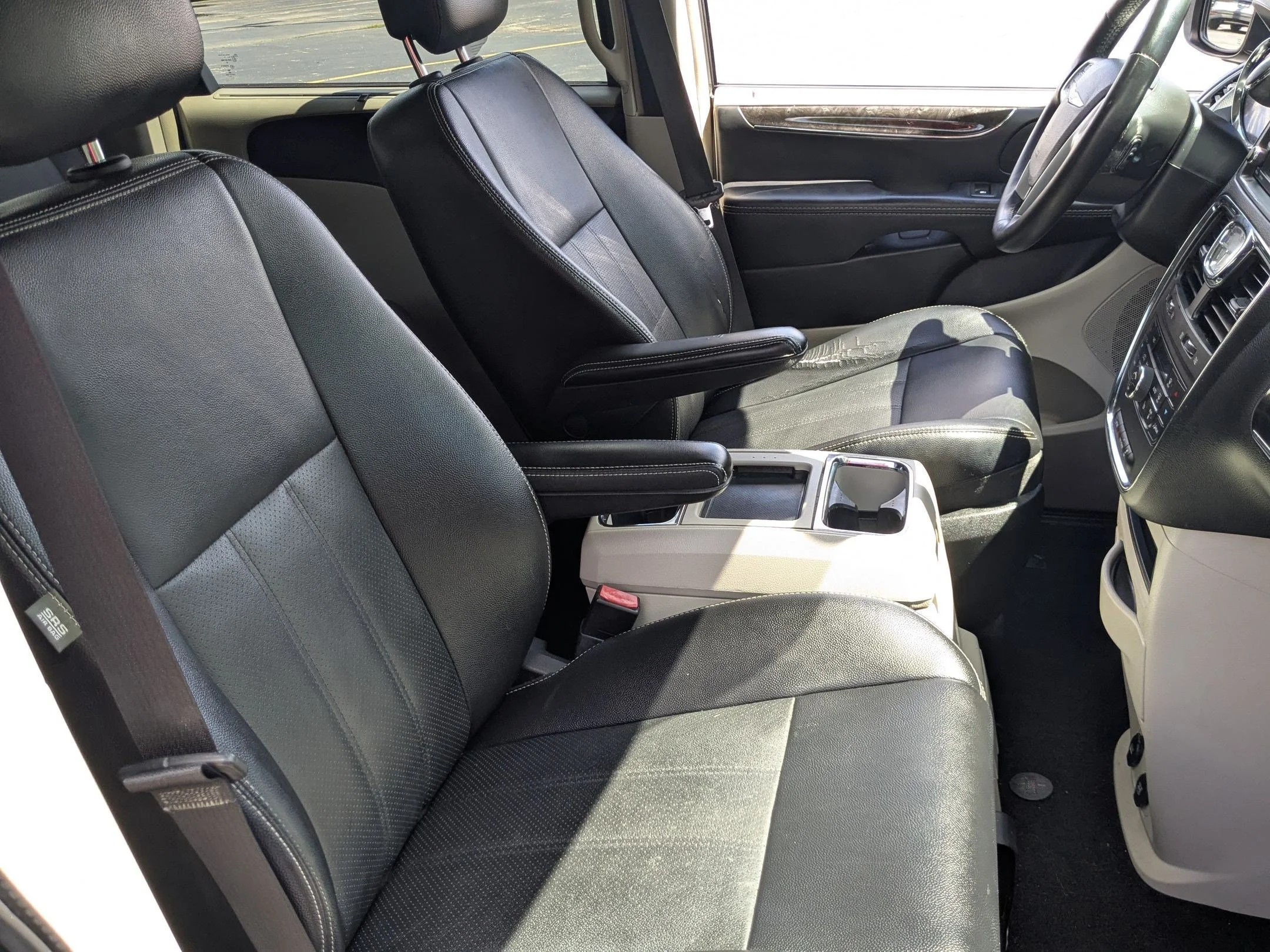 Used 2015 Brilliant Black Crystal Pearlcoat Chrysler Touring-L image 29