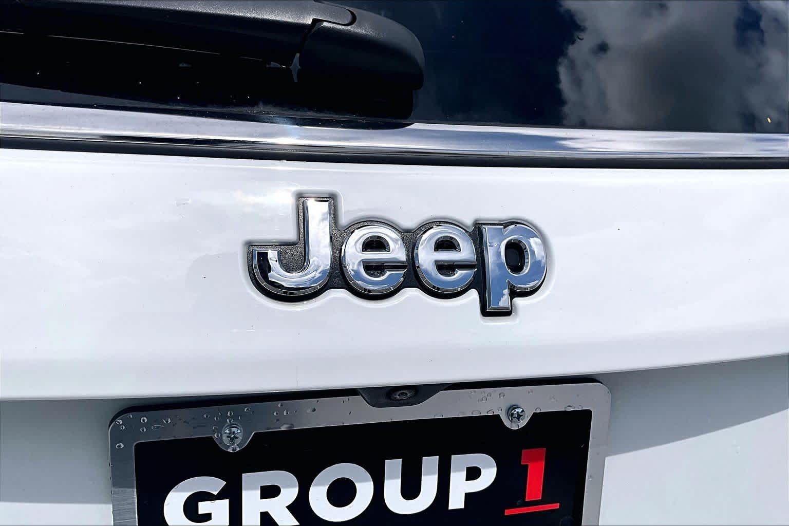 Used 2024 Bright White Clearcoat Jeep Latitude image 10