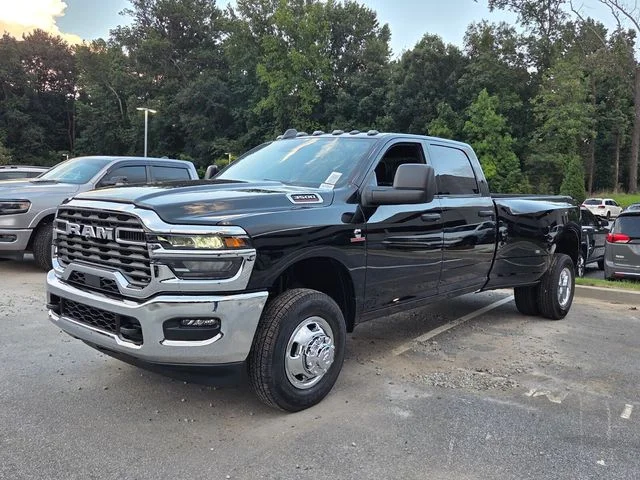 New 2026 Diamond Black Crystal Pearl-Coat Exterior Paint RAM Tradesman image 3
