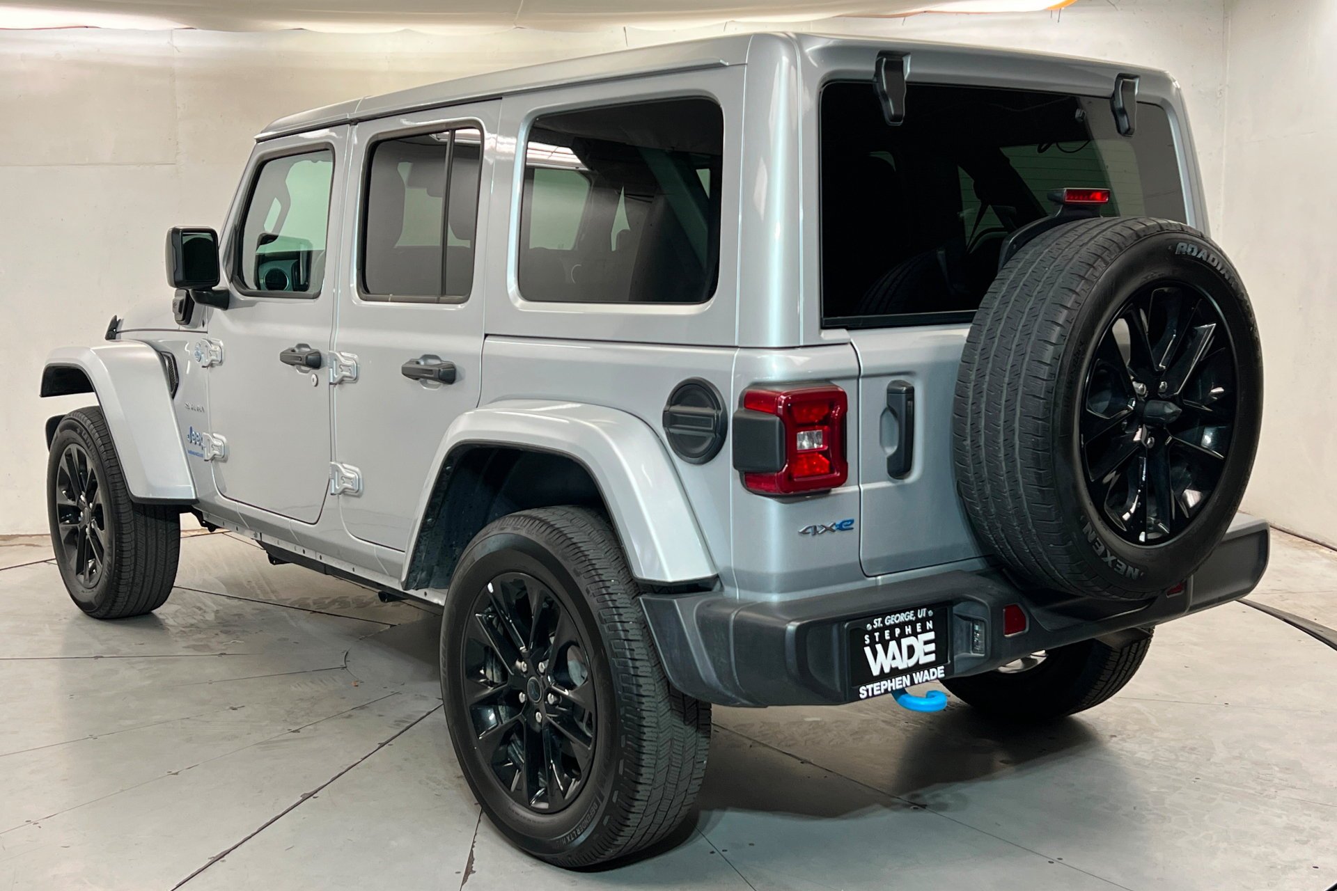 Used 2024 Silver Zynith Clearcoat Jeep Sahara image 3