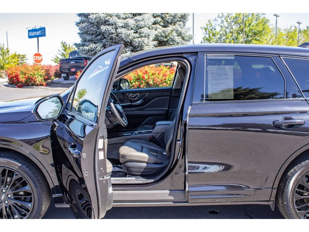 Used 2025 Infinite Black Metallic Clearcoat Lincoln Reserve image 27