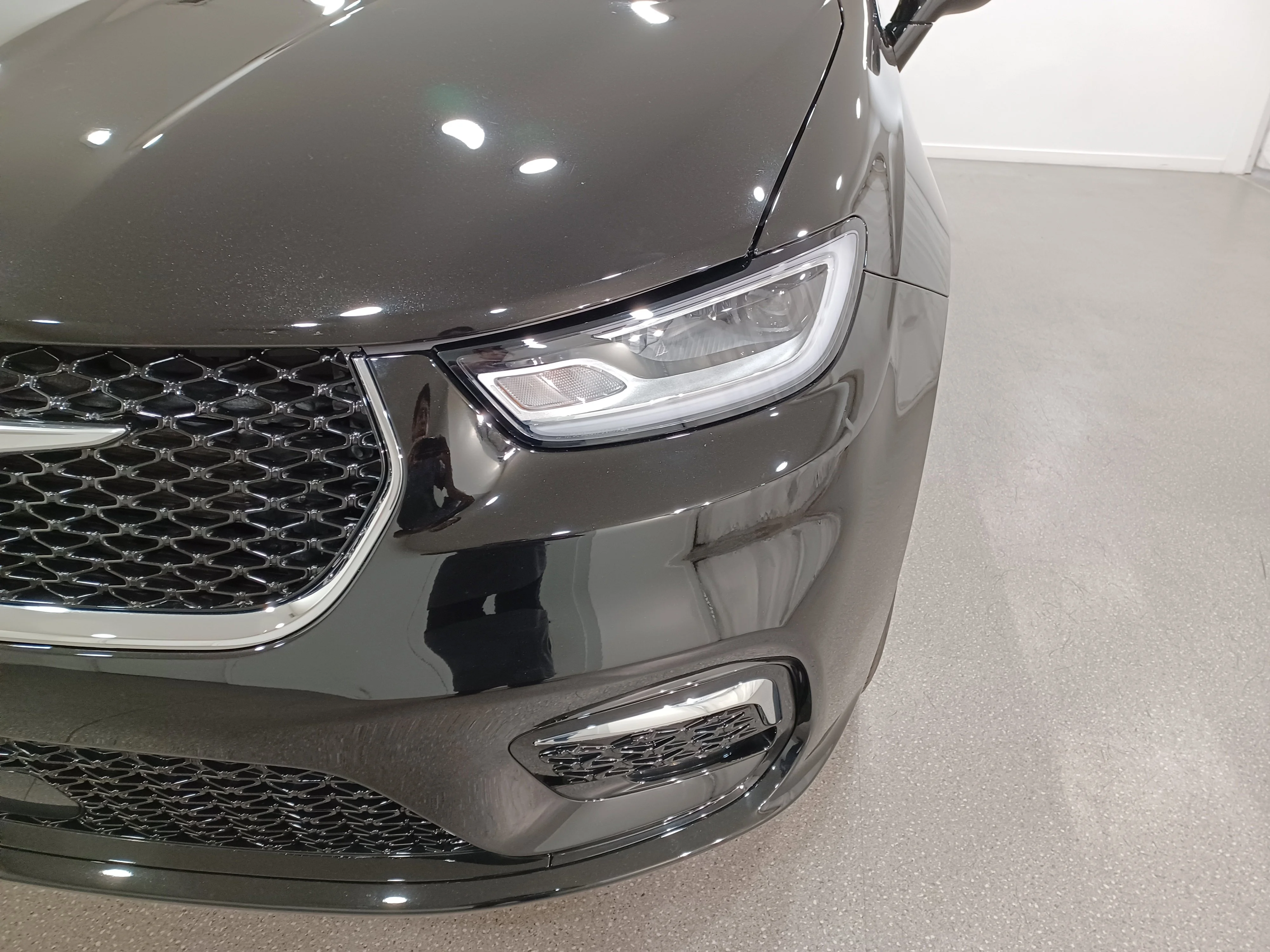 Certified Used 2026 Diamond Black Crystal Pearl Chrysler Select AWD*7 Pass | Adaptive Cruise | Remote Start | Htd Leather | Pano Roof | Htd Wheel | CarPlay image 5