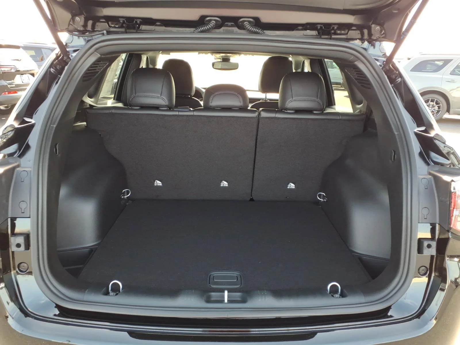 New 2026 Diamond Black Crystal Pearl Coat Jeep Latitude Altitude image 10