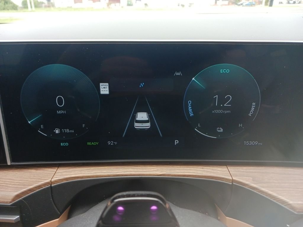 2025 Hyundai Santa Fe Limited - Photo 23