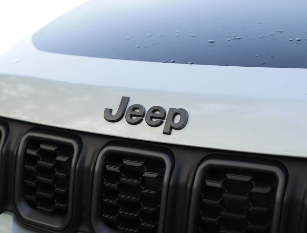 Used 2025 Silver Jeep Trailhawk 4x4 image 31