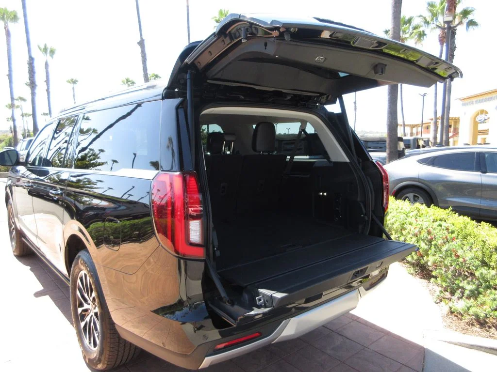 Used 2025 Black Metallic Ford Platinum image 25