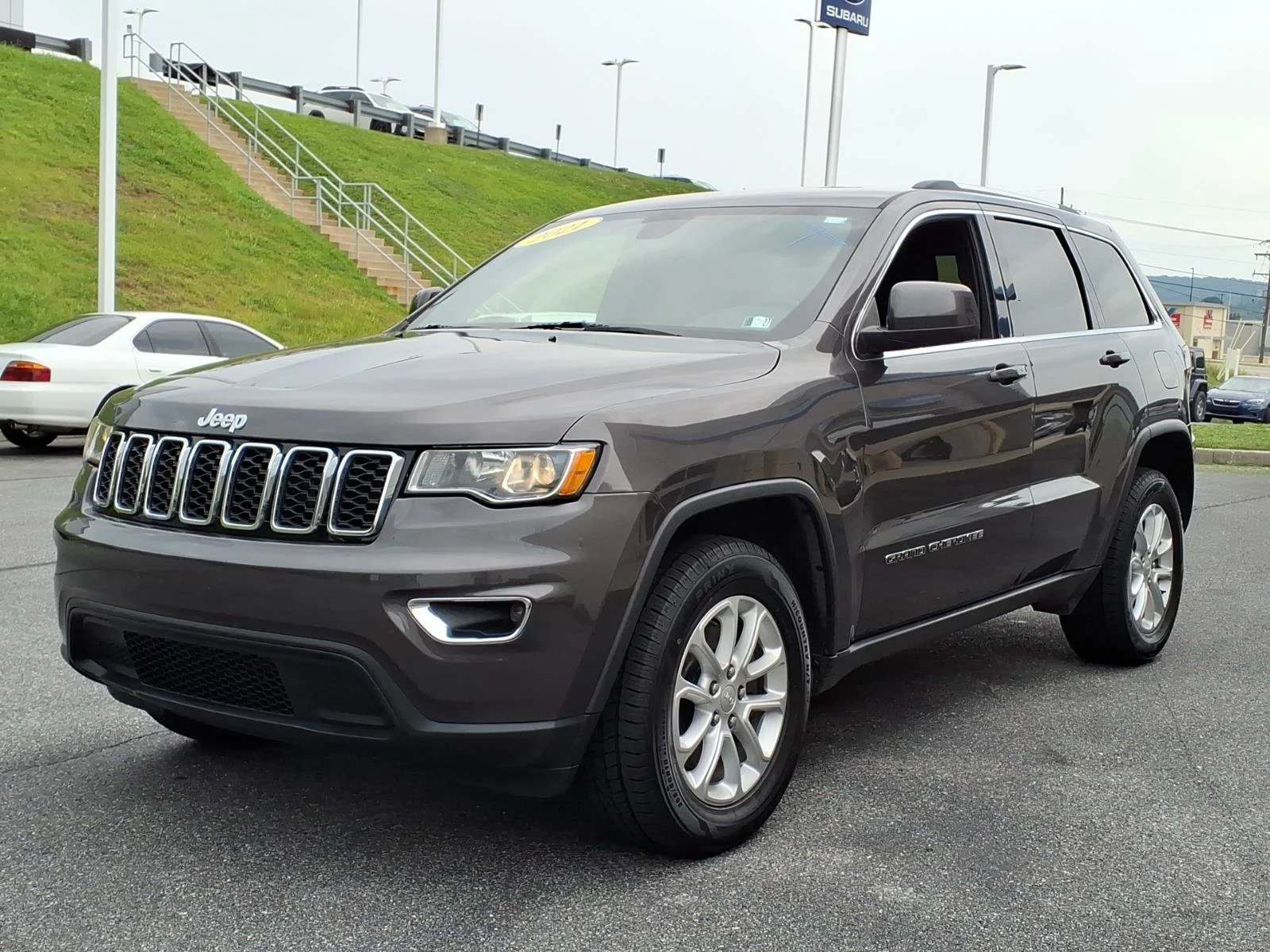 Used 2021 Granite Crystal Metallic Clearcoat Jeep Laredo E image 8