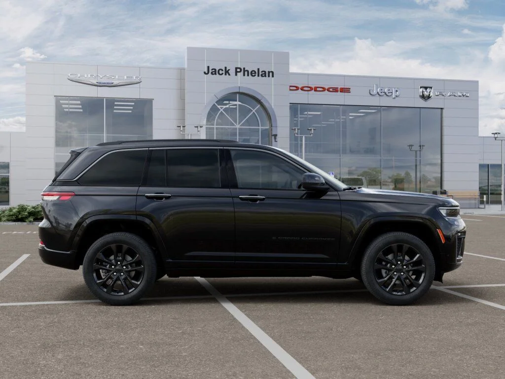 New 2026 Diamond Black Crystal Pearl-Coat Exterior Paint Jeep Limited image 21