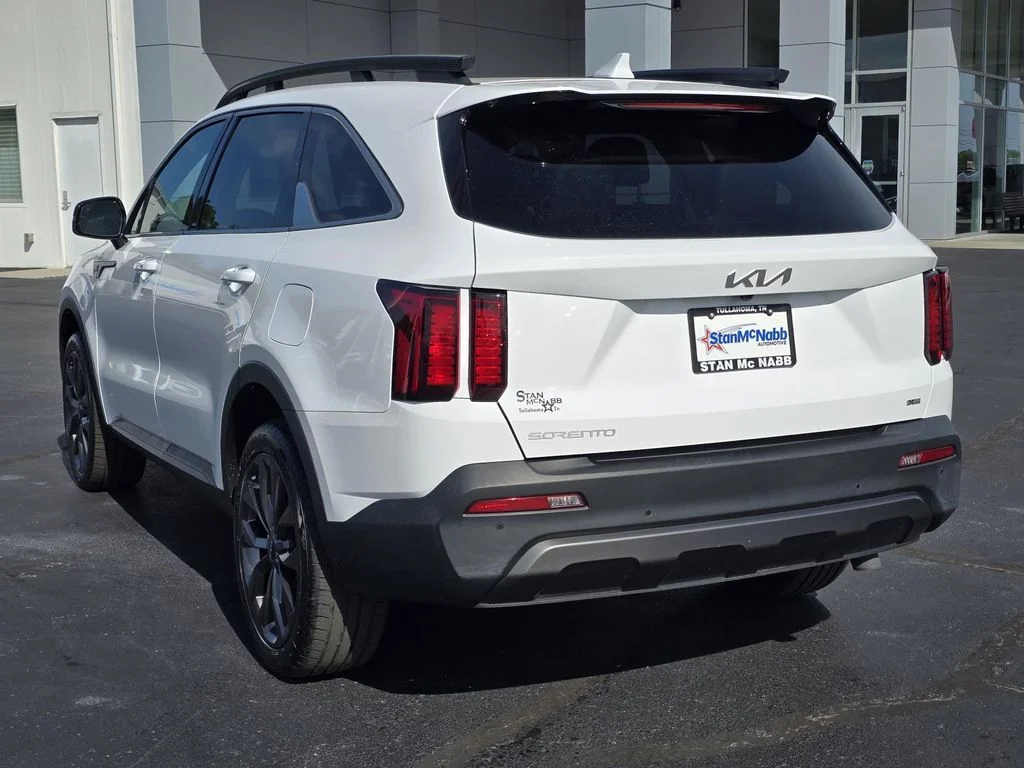 Used 2023 Glacial White Pearl Kia X-Line EX image 5