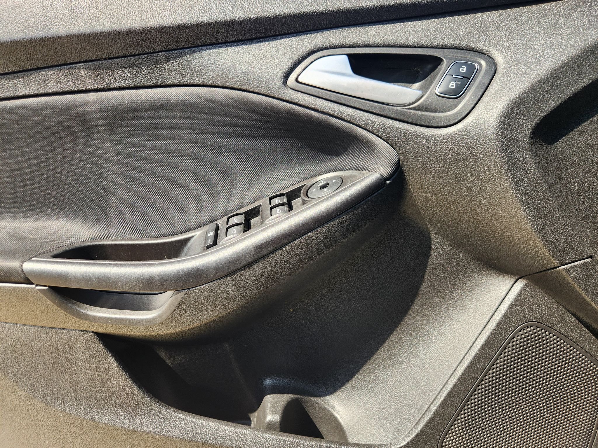 Used 2018 White Gold Metallic Ford SE image 22