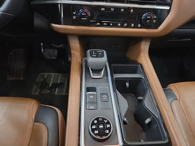 Used 2024 Gray Nissan Platinum image 11