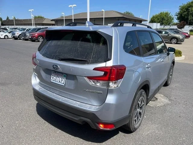 Used 2023 Ice Silver Metallic Subaru Premium image 4