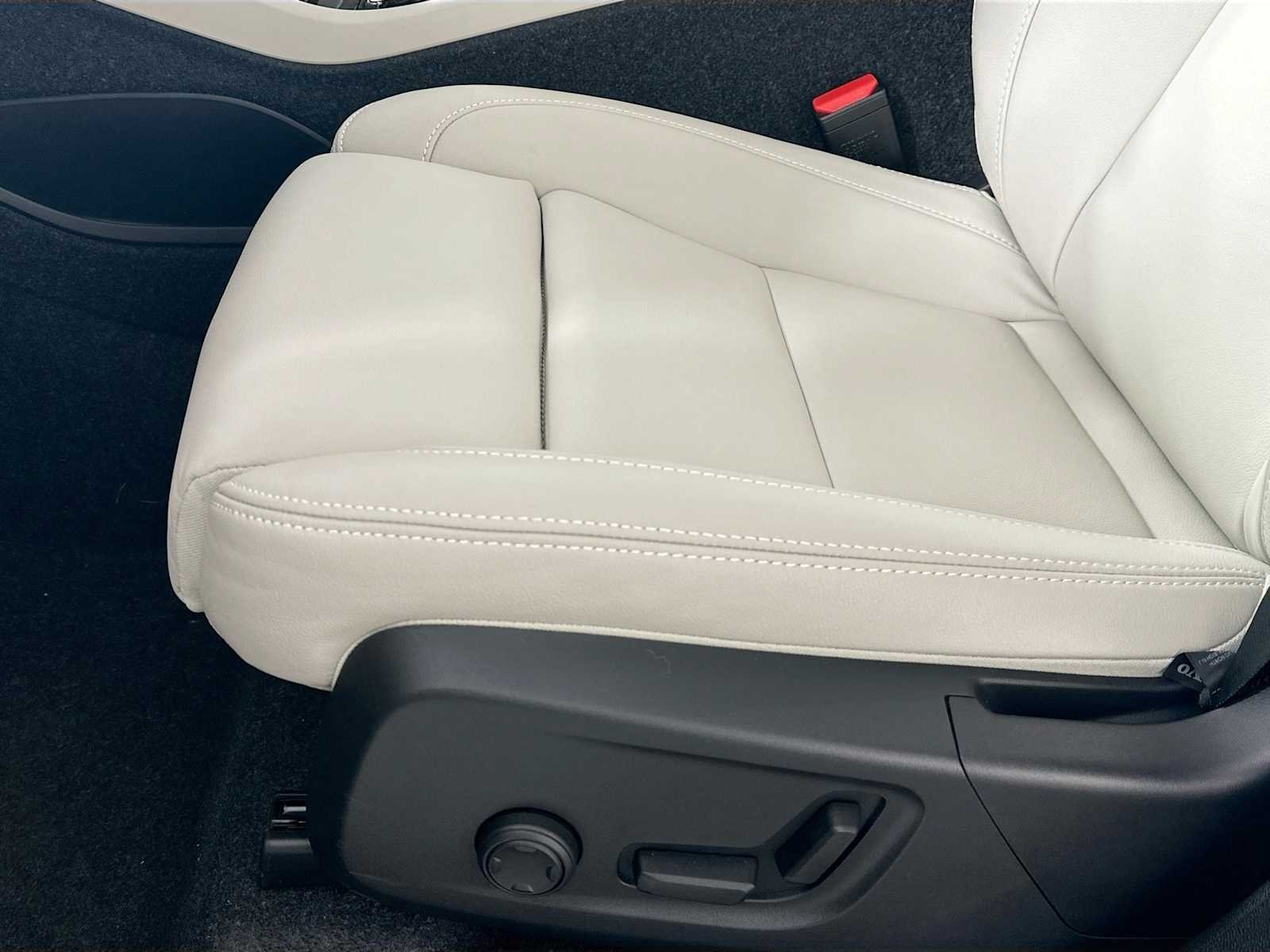 Certified Used 2025 Vapour Grey Volvo Ultra image 17