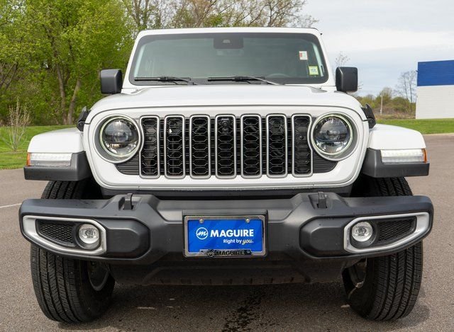 Used 2025  Jeep Sahara image 2