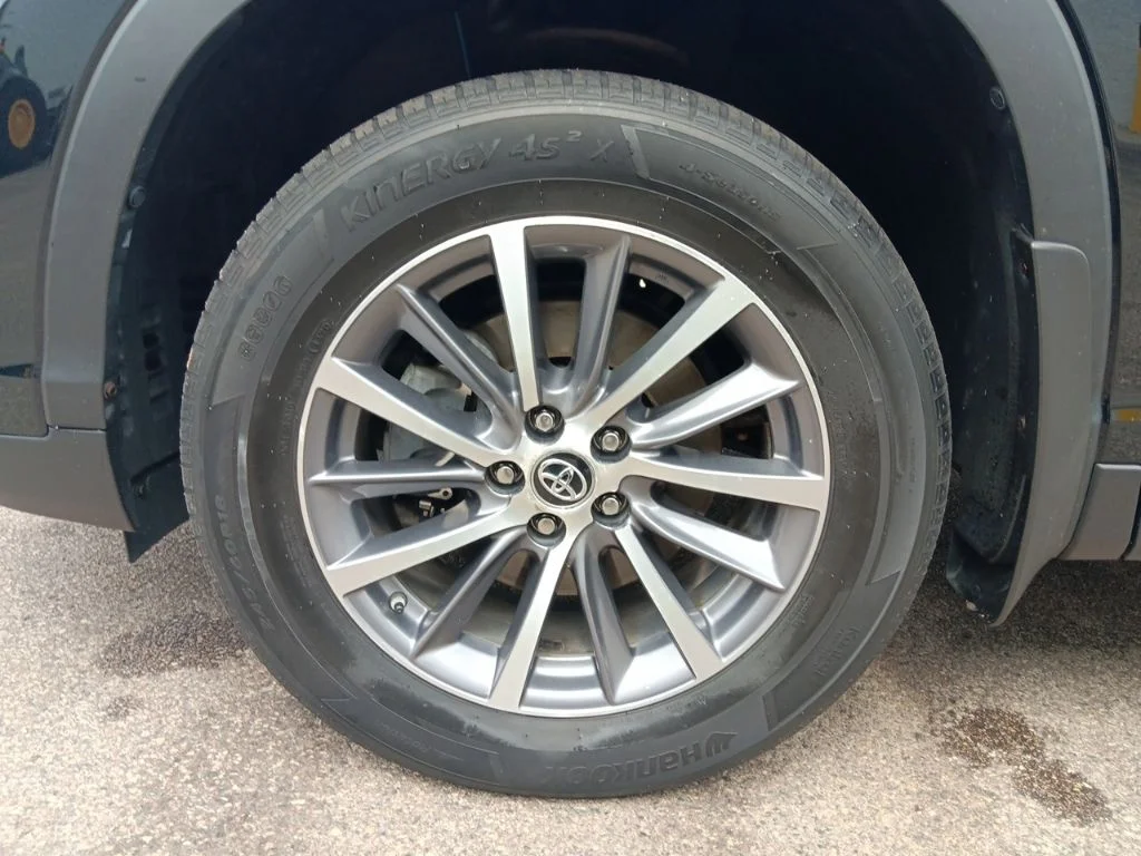 Used 2019 Midnight Black Metallic Toyota XLE image 12