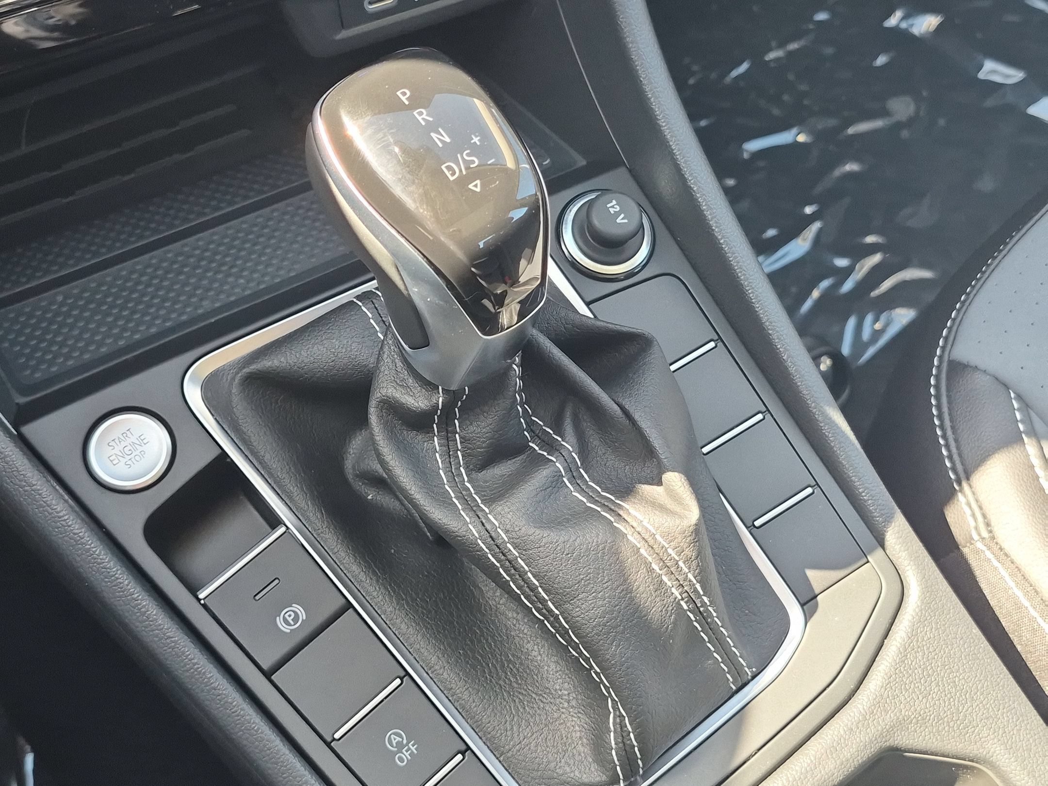 New 2027 Platinum Gray Metallic Volkswagen SE image 13
