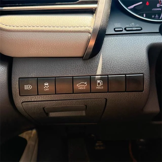 Used 2020 White Toyota LE image 16