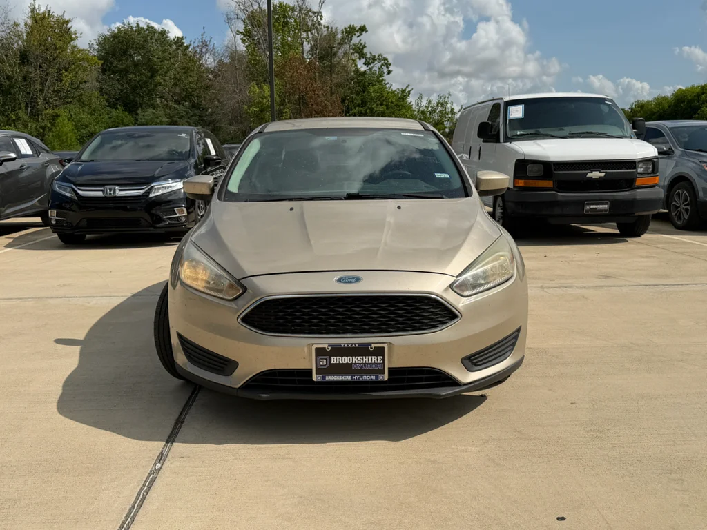 Used 2018 White Gold Metallic Ford SE image 9