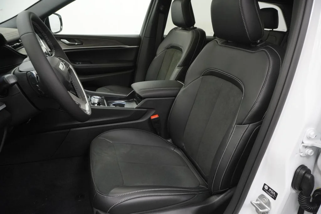 New 2026 Bright White Clear-Coat Exterior Paint Jeep Altitude image 15