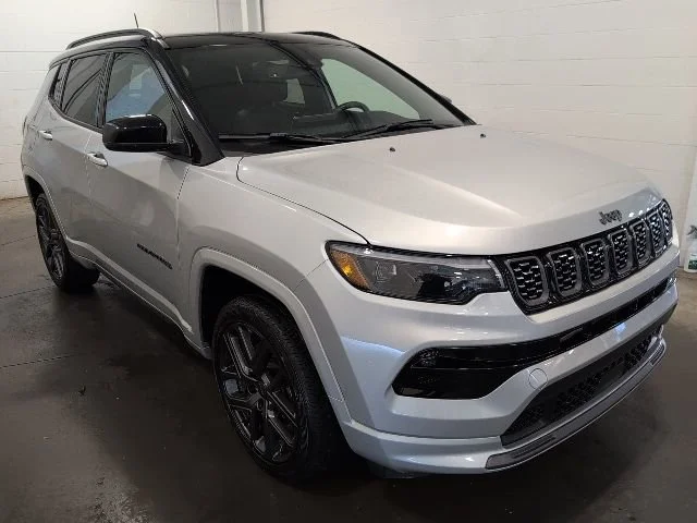 Used 2024 Silver Jeep Limited 4x4 image 3