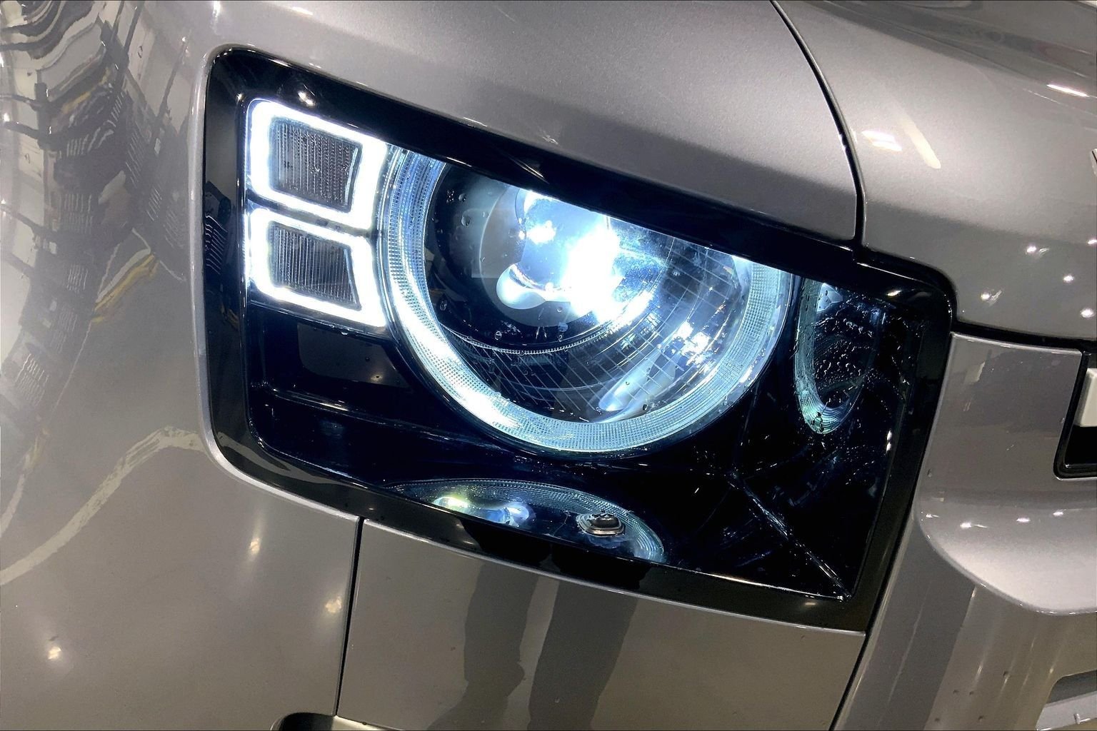 Used 2023 Eiger Gray Metallic Land Rover SE image 27