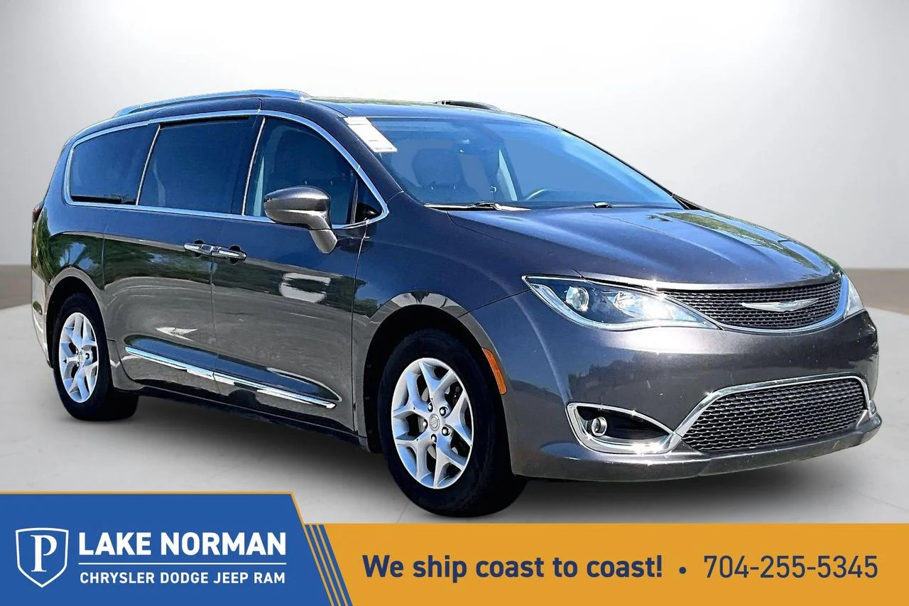 2017 Chrysler Pacifica Touring-L Plus's photo