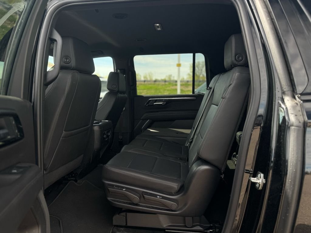 2025 Chevrolet Suburban Z71 - Photo 10