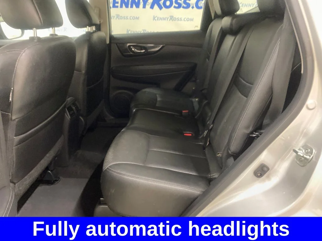 Used 2017 Silver Nissan SL image 12