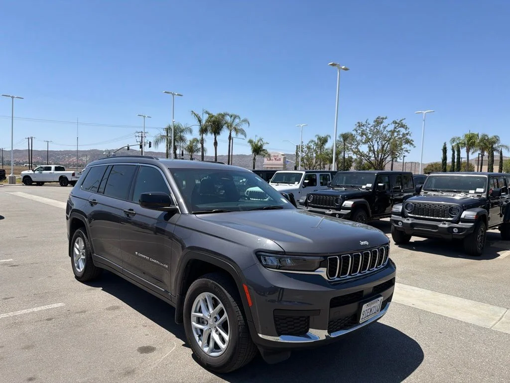 Used 2025 Gray Jeep Laredo X image 1