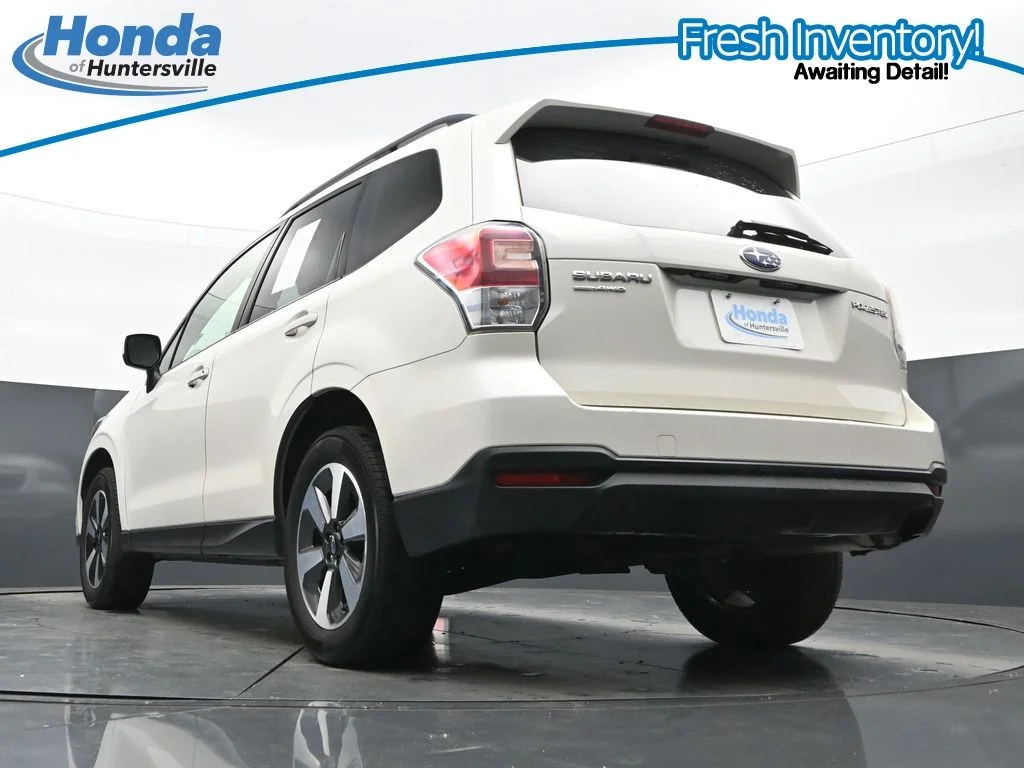Used 2018 Crystal White Pearl Subaru 2.5i Premium image 30