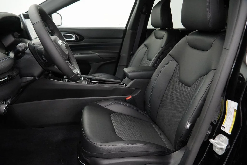 New 2026 Diamond Black Crystal Pearlcoat Jeep Latitude image 17