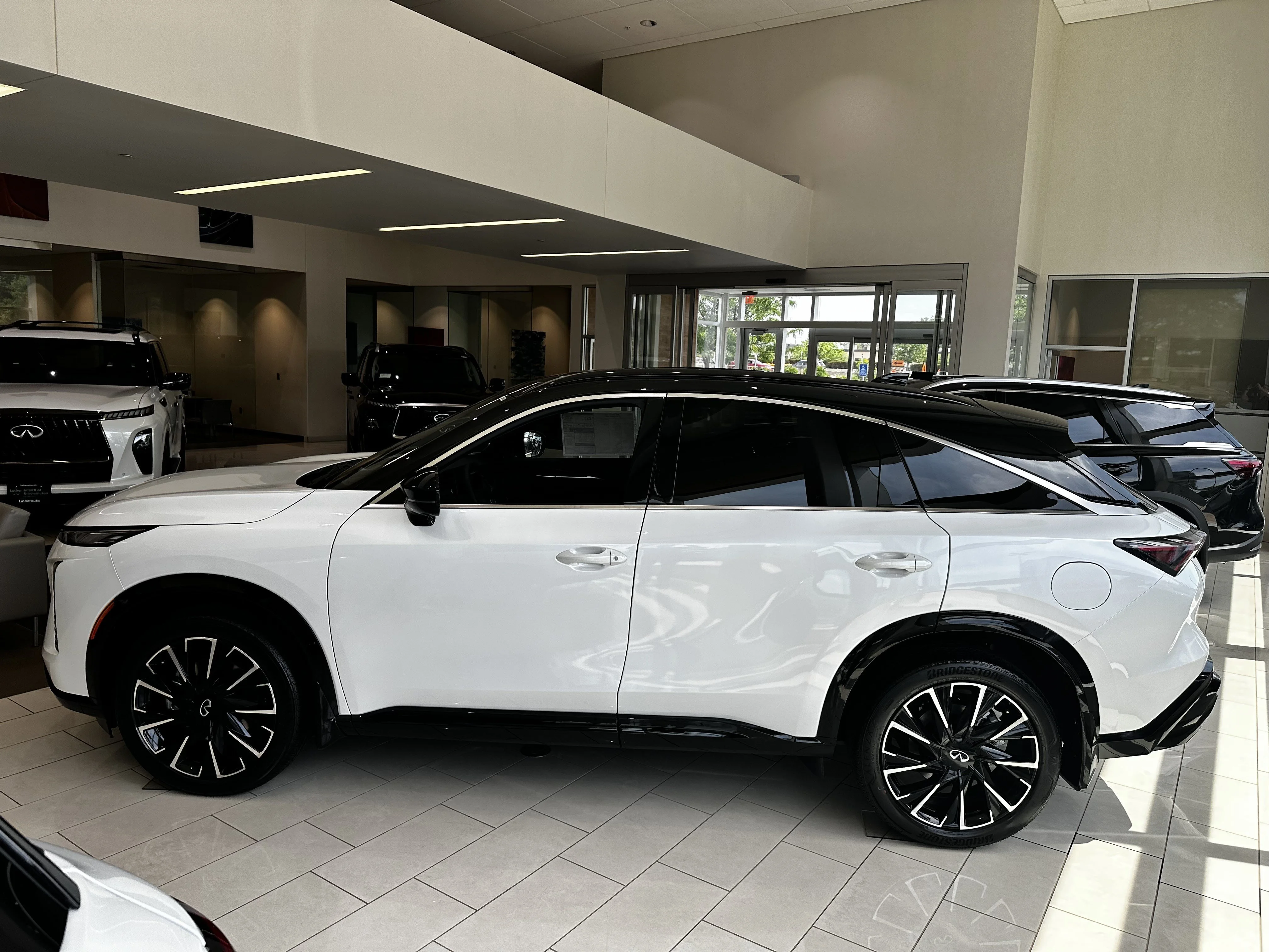 New 2027 2T RAD WHT INFINITI Autograph AWD image 1