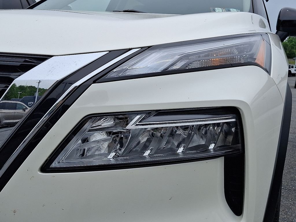 Used 2023 White Nissan SL image 8