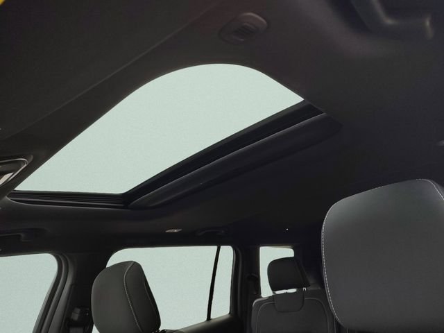 New 2026 Diamond Black Crystal Pearlcoat Jeep Laredo image 27
