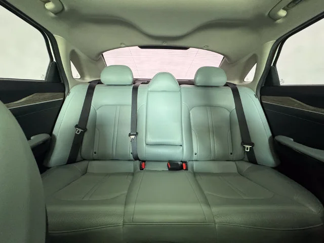 Used 2024 Glacial White Pearl Kia EX image 7