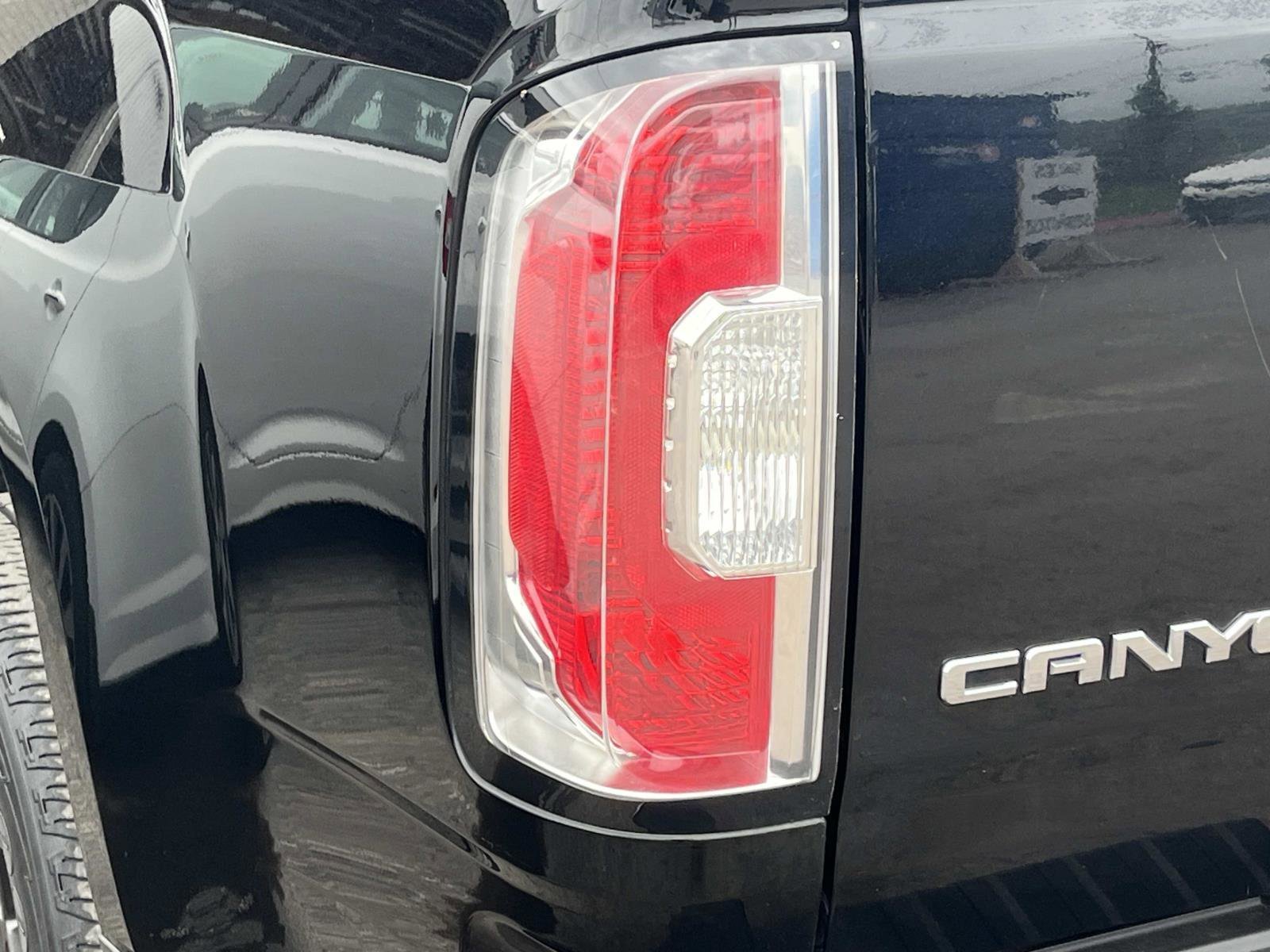 Used 2019 Onyx Black GMC 2WD SLE image 4